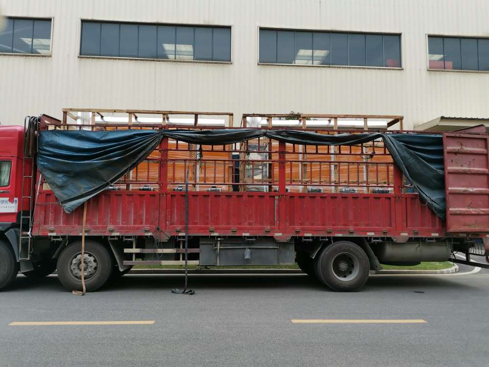 载着两台1T低氮久久91视频国产正缓缓驶离91视频直播APP工业园